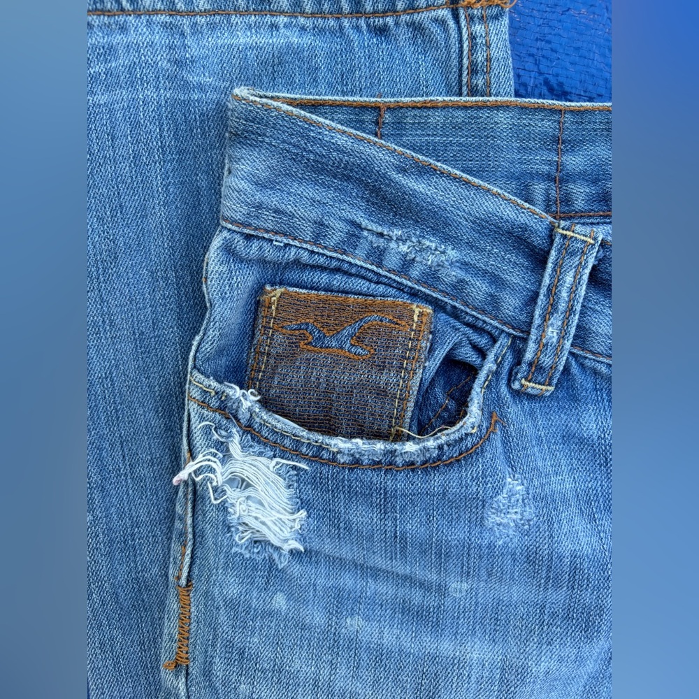 Hollister Distressed Blue Jeans size 5 low rise with seagull pocket embroidery
